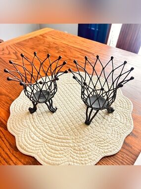 Set of 2 wire footed pillar candle holders